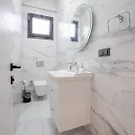 Alina *